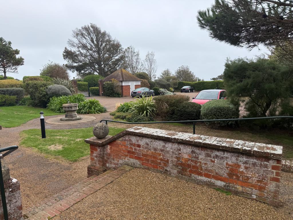 Lot: 127 - GROUND FLOOR FLAT WITH GARDENS AND PARKING IN FAVOURED MEADS LOCATION - Communal gardens with steps to parking area